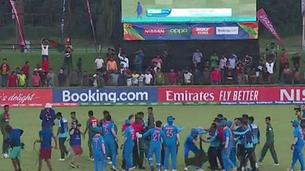 2020 अंडर-19 वर्ल्ड कप फाइनल में बांग्लादेश ने भारतीय टीम को हराया। जीत का जश्न मनाते हुए बांग्लादेशी खिलाड़ी भारतीय खिलाड़ियों के साथ हाथापाई करने लगे। मैदान पर दोनों टीमों के बीच धक्का-मुक्की हुई, लेकिन टीम इंडिया के खिलाड़ियों ने अनुशासन बनाए रखा। (Img: Internet)