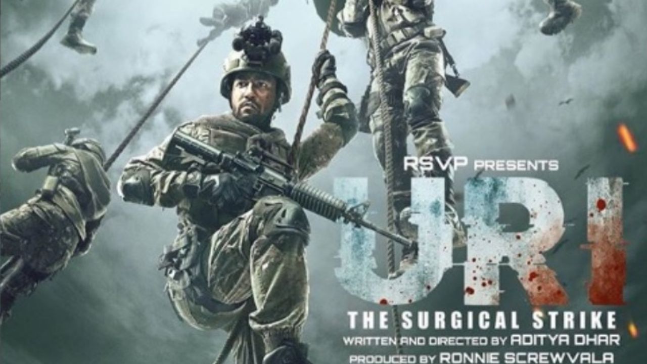 ‘उरी: द सर्जिकल स्ट्राइक’ भारत की सैन्य शक्ति और रणनीतिक क्षमता को दमदार अंदाज में पेश करती है। विक्की कौशल की शानदार एक्टिंग और सच्ची घटना से प्रेरित कहानी इसे रिपब्लिक डे पर जरूर देखने लायक बनाती है। यह फिल्म जी5 पर उपलब्ध है। (Img Source: Google)