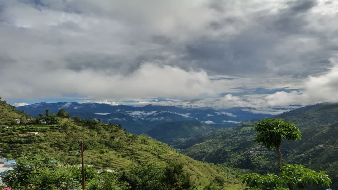 नए साल पर उत्तराखंड में मौसम की दोहरी मार, पहाड़ों में बारिश-बर्फबारी, मैदानी इलाकों में घने कोहरे का येलो अलर्ट