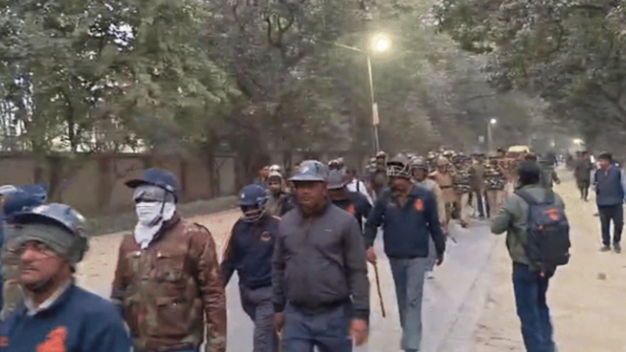 BHU Students Clash: बीएचयू में छात्रों के दो गुटों में मारपीट, यूनिवर्सिटी छावनी में तब्दील