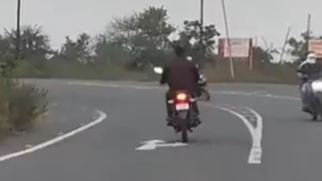 Viral News: हाईवे पर एक पल की लापरवाही, लेकिन आगे जो हुआ उसे देखकर कांप जाएगी आपकी रूह