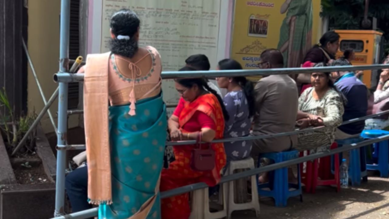 कीमत लाखों में फिर भी दीवानगी कम नहीं… मैसूर सिल्क के लिए सुबह 4 बजे से लाइन में खड़े रहे सैकड़ों लोग, देखिए Viral Video