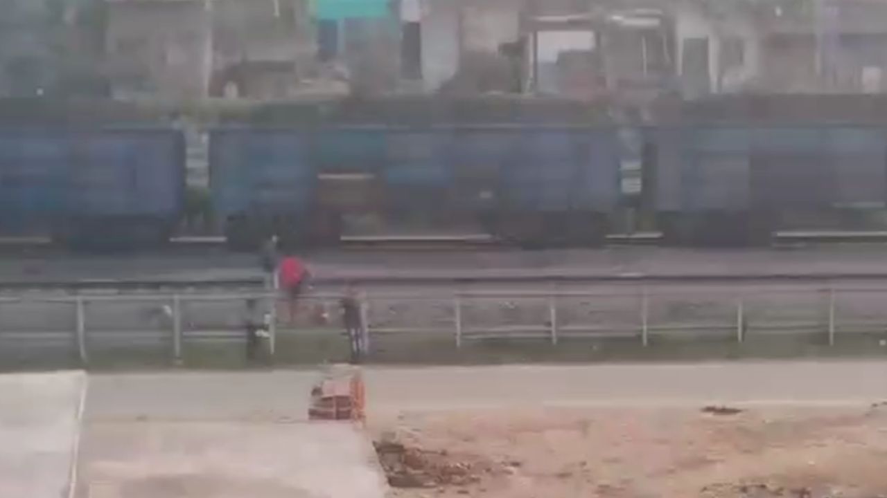 Chandauli News: पतंग के चक्कर में ट्रैक पर लेटा किशोर, मालगाड़ी गुजरते ही दृश्य देख लोग हुए हक्का-बक्का