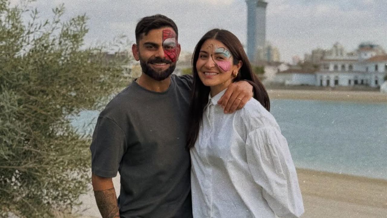 स्टार बल्लेबाज़ विराट कोहली ने न्यू ईयर पत्नी अनुष्का शर्मा के साथ मनाया। दोनों ने शांत और निजी अंदाज में साल का स्वागत किया। विराट-अनुष्का की जोड़ी हमेशा फैंस की पसंद रही है। नए साल में दोनों के लिए खुशियों की कामना की गई। (Img: X)