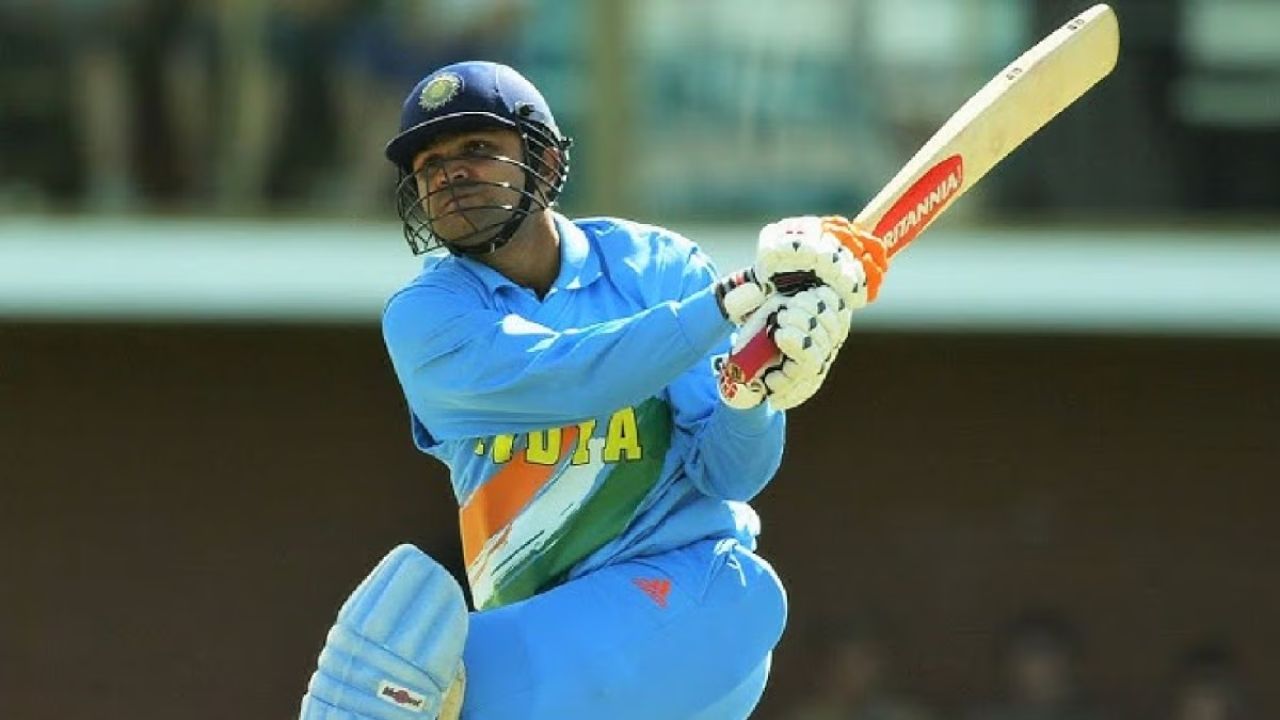 वीरेंद्र सहवाग ने अपनी विस्फोटक बल्लेबाज़ी से न्यूज़ीलैंड के गेंदबाज़ों को कई बार बैकफुट पर धकेला। उन्होंने 23 मैचों में 1157 रन बनाए। 100 से ऊपर का स्ट्राइक रेट बताता है कि सहवाग ने शुरुआत से ही आक्रमण कर विपक्षी टीम पर दबाव बनाया। (Img: Internet)