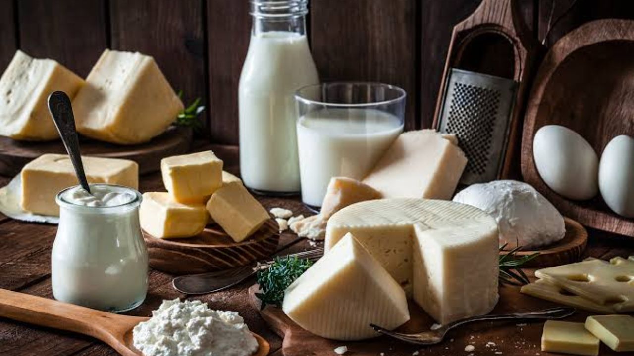 भारतीय खान-पान में स्वाद को सबसे ऊपर रखा जाता है, लेकिन यही स्वाद कई बार सेहत पर भारी पड़ जाता है। रोजमर्रा की डाइट में शामिल कुछ सफेद चीजें देखने में भले ही मासूम लगती हों, लेकिन लंबे समय तक इनका सेवन शरीर के लिए जहर की तरह काम करता है। चीनी को लेकर तो लोग जागरूक हो रहे हैं, लेकिन इसके अलावा भी कई ऐसी सफेद चीजें हैं जिन्हें भारतीय सबसे ज्यादा पसंद करते हैं और यही आदतें आगे चलकर मोटापा, डायबिटीज और दिल की बीमारियों का कारण बनती हैं। (Img: Google)