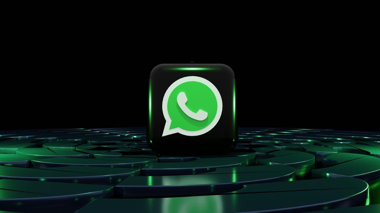 आज के समय में बच्चे कम उम्र में ही सोशल मीडिया और मैसेजिंग ऐप्स का इस्तेमाल करने लगते हैं। ऐसे में ऑनलाइन फ्रॉड, साइबर बुलिंग और अनजान लोगों से संपर्क जैसे खतरे बढ़ जाते हैं। WhatsApp का यह नया फीचर बच्चों को सुरक्षित डिजिटल माहौल देने की दिशा में एक बड़ा कदम माना जा रहा है। फिलहाल यह फीचर डेवलपमेंट स्टेज में है और इसके लॉन्च की आधिकारिक तारीख सामने नहीं आई है। लेकिन इसके आने के बाद बच्चों की डिजिटल सेफ्टी और पैरेंट्स की चिंता दोनों में संतुलन बनता नजर आएगा। (Img Source: Google) आज के समय में बच्चे कम उम्र में ही सोशल मीडिया और मैसेजिंग ऐप्स का इस्तेमाल करने लगते हैं। ऐसे में ऑनलाइन फ्रॉड, साइबर बुलिंग और अनजान लोगों से संपर्क जैसे खतरे बढ़ जाते हैं। WhatsApp का यह नया फीचर बच्चों को सुरक्षित डिजिटल माहौल देने की दिशा में एक बड़ा कदम माना जा रहा है। फिलहाल यह फीचर डेवलपमेंट स्टेज में है और इसके लॉन्च की आधिकारिक तारीख सामने नहीं आई है। लेकिन इसके आने के बाद बच्चों की डिजिटल सेफ्टी और पैरेंट्स की चिंता दोनों में संतुलन बनता नजर आएगा। (Img Source: Google)