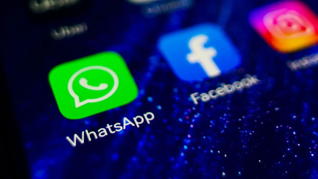 नए सिस्टम के तहत बच्चों का WhatsApp अकाउंट माता-पिता के मुख्य अकाउंट से लिंक होगा। इसे एक सेकेंडरी अकाउंट की तरह डिजाइन किया जा रहा है, जिससे पैरेंट्स बच्चों की प्राइवेसी और सेफ्टी सेटिंग्स को सीधे मैनेज कर सकेंगे। हालांकि, बच्चों की निजी बातचीत पूरी तरह सुरक्षित रहेगी और उसे कोई भी नहीं देख पाएगा। (Img Source: Google) नए सिस्टम के तहत बच्चों का WhatsApp अकाउंट माता-पिता के मुख्य अकाउंट से लिंक होगा। इसे एक सेकेंडरी अकाउंट की तरह डिजाइन किया जा रहा है, जिससे पैरेंट्स बच्चों की प्राइवेसी और सेफ्टी सेटिंग्स को सीधे मैनेज कर सकेंगे। हालांकि, बच्चों की निजी बातचीत पूरी तरह सुरक्षित रहेगी और उसे कोई भी नहीं देख पाएगा। (Img Source: Google)