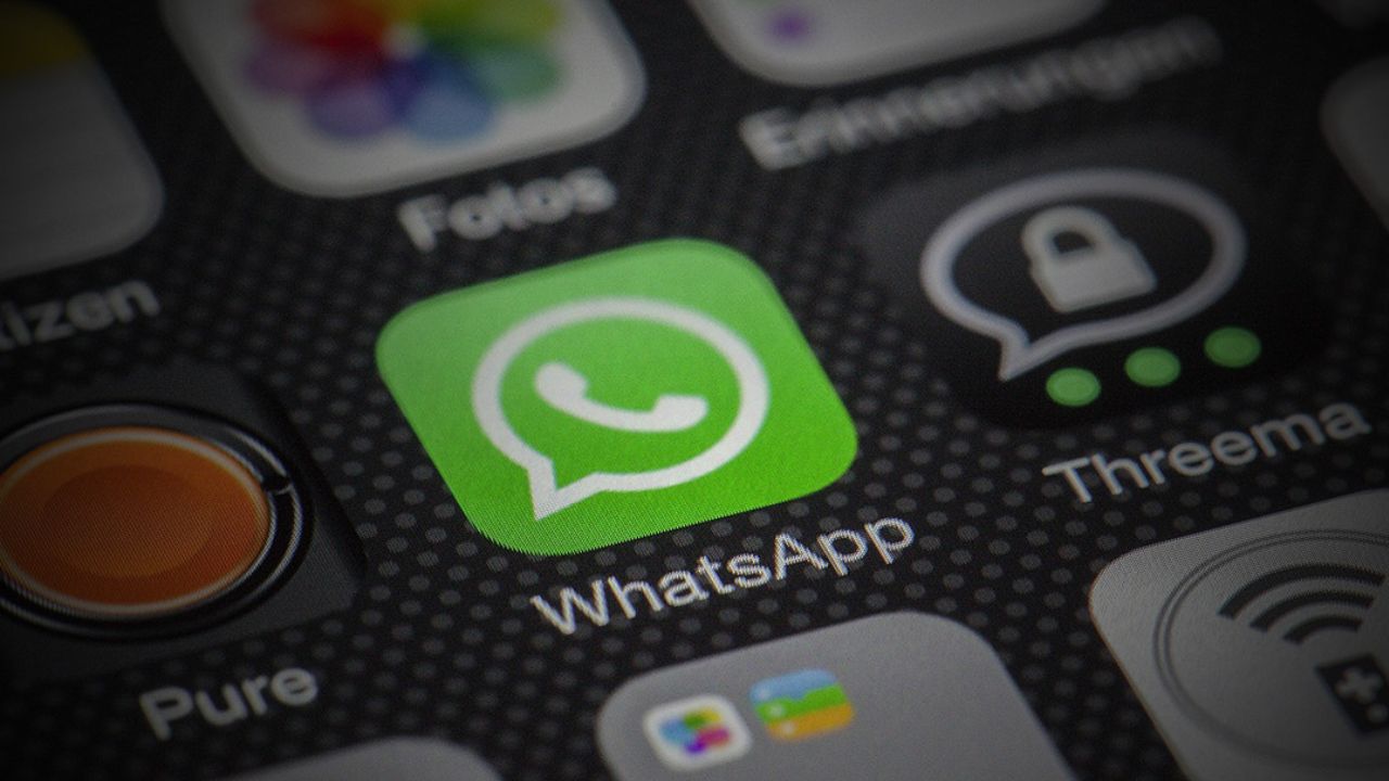 बच्चों की ऑनलाइन सेफ्टी को लेकर बढ़ती चिंताओं के बीच WhatsApp एक बड़े और अहम फीचर पर काम कर रहा है। रिपोर्ट्स के मुताबिक, कंपनी बच्चों के लिए खास पैरेंटल कंट्रोल सिस्टम लाने की तैयारी में है, जिसे अनौपचारिक रूप से WhatsApp Kids कहा जा रहा है। इस नए फीचर का मकसद बच्चों को डिजिटल खतरों से बचाना और माता-पिता को उनकी ऑनलाइन एक्टिविटी पर बेहतर नियंत्रण देना है। (Img Source: Google) बच्चों की ऑनलाइन सेफ्टी को लेकर बढ़ती चिंताओं के बीच WhatsApp एक बड़े और अहम फीचर पर काम कर रहा है। रिपोर्ट्स के मुताबिक, कंपनी बच्चों के लिए खास पैरेंटल कंट्रोल सिस्टम लाने की तैयारी में है, जिसे अनौपचारिक रूप से WhatsApp Kids कहा जा रहा है। इस नए फीचर का मकसद बच्चों को डिजिटल खतरों से बचाना और माता-पिता को उनकी ऑनलाइन एक्टिविटी पर बेहतर नियंत्रण देना है। (Img Source: Google)