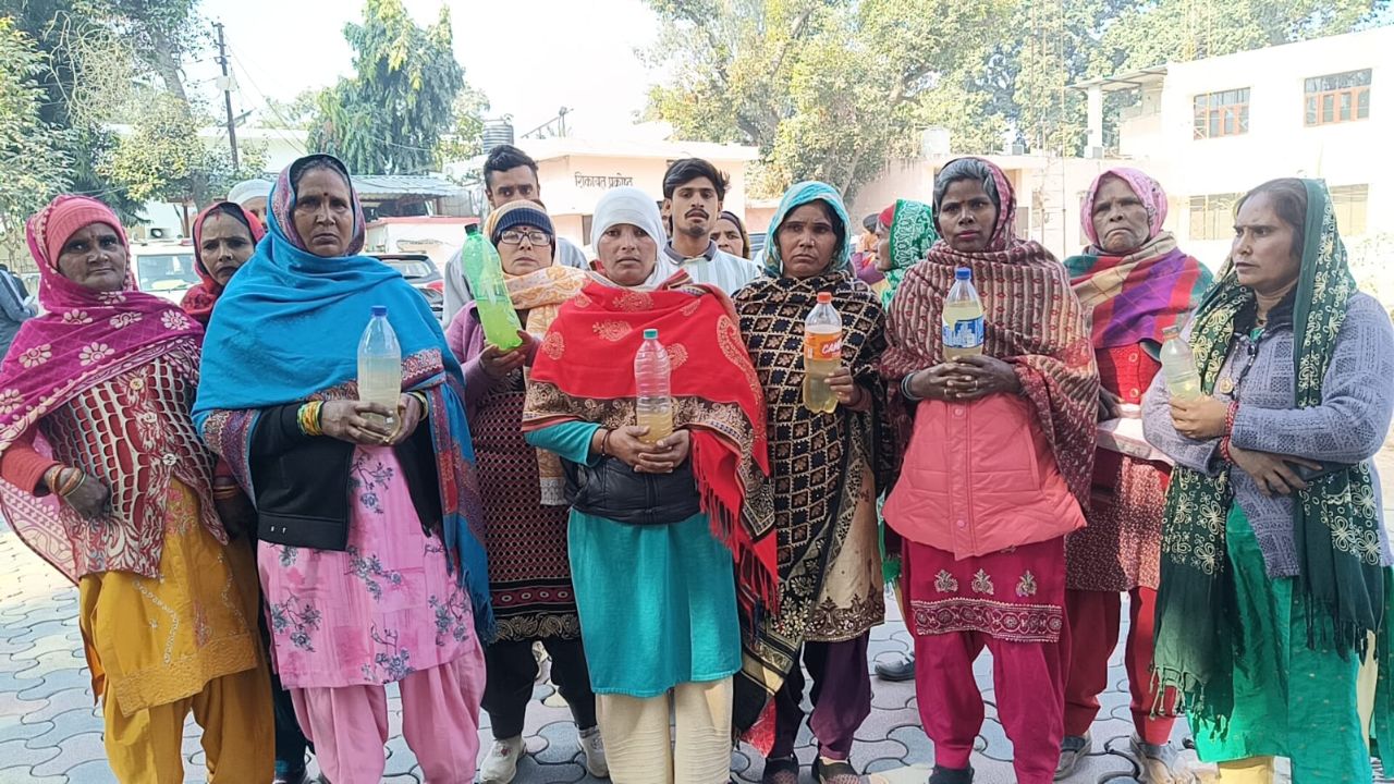 बिना नारे, बिना शोर… गंदे पानी की बोतलें ही बनीं सबूत, DM कार्यालय में महिलाओं ने रखी गंभीर समस्या
