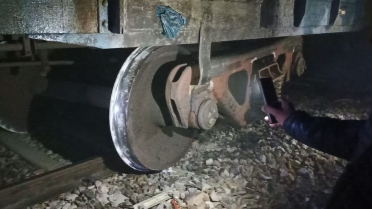 बदायूं में रेल पटरी पर आया सांड, इमरजेंसी ब्रेक से डिब्बा उतरा, कई ट्रेन रुकीं