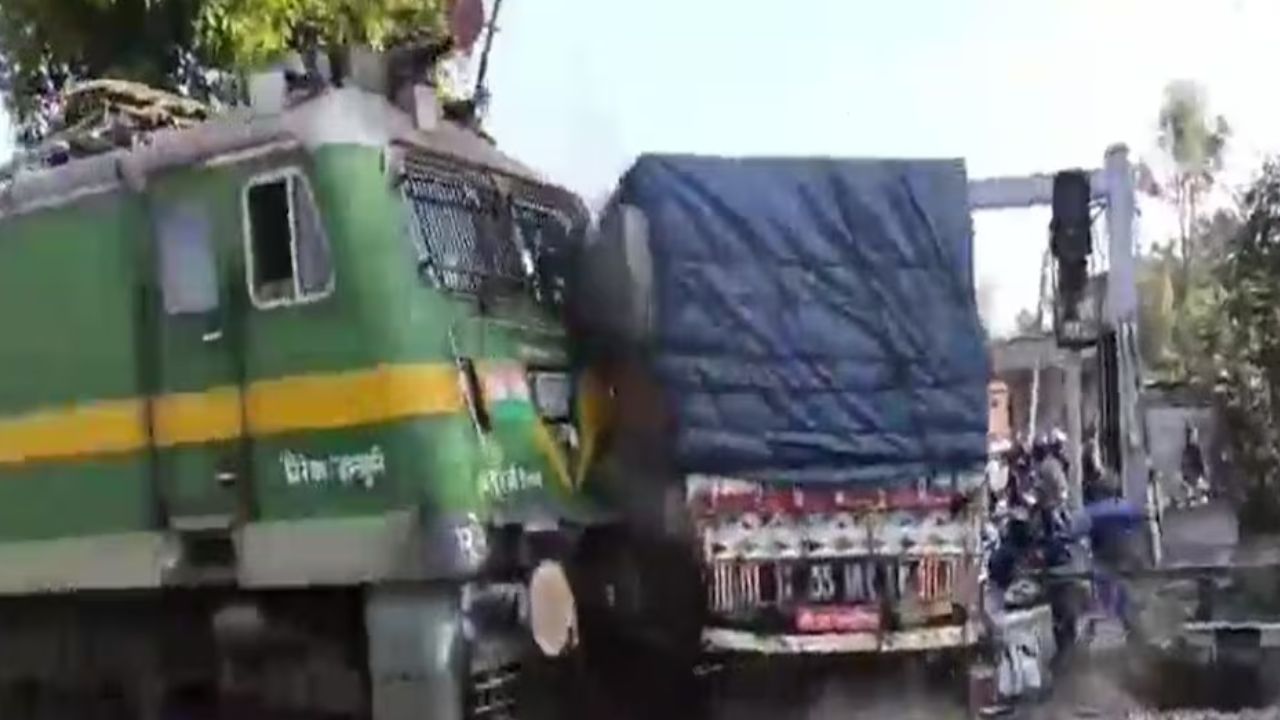 देवघर में रौंगटे खड़े कर देने वाला मंजर: ट्रेन और ट्रक के बीच भीषण टक्कर, बाइक-स्कूटी भी दबी, Video Viral