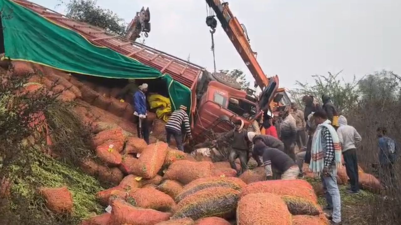 रायबरेली में सड़क पर मौत से जंग: पलटी डीसीएम में घंटों फंसा रहा चालक, घंटों चला रेस्क्यू