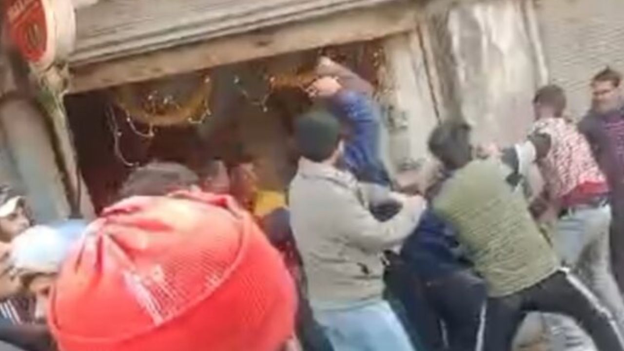 हल्द्वानी में दिनदहाड़े खूनी हमला: रेलवे क्रासिंग पर मजदूर को पीटकर अधमरा छोड़ा, CCTV में कैद हुई वारदात