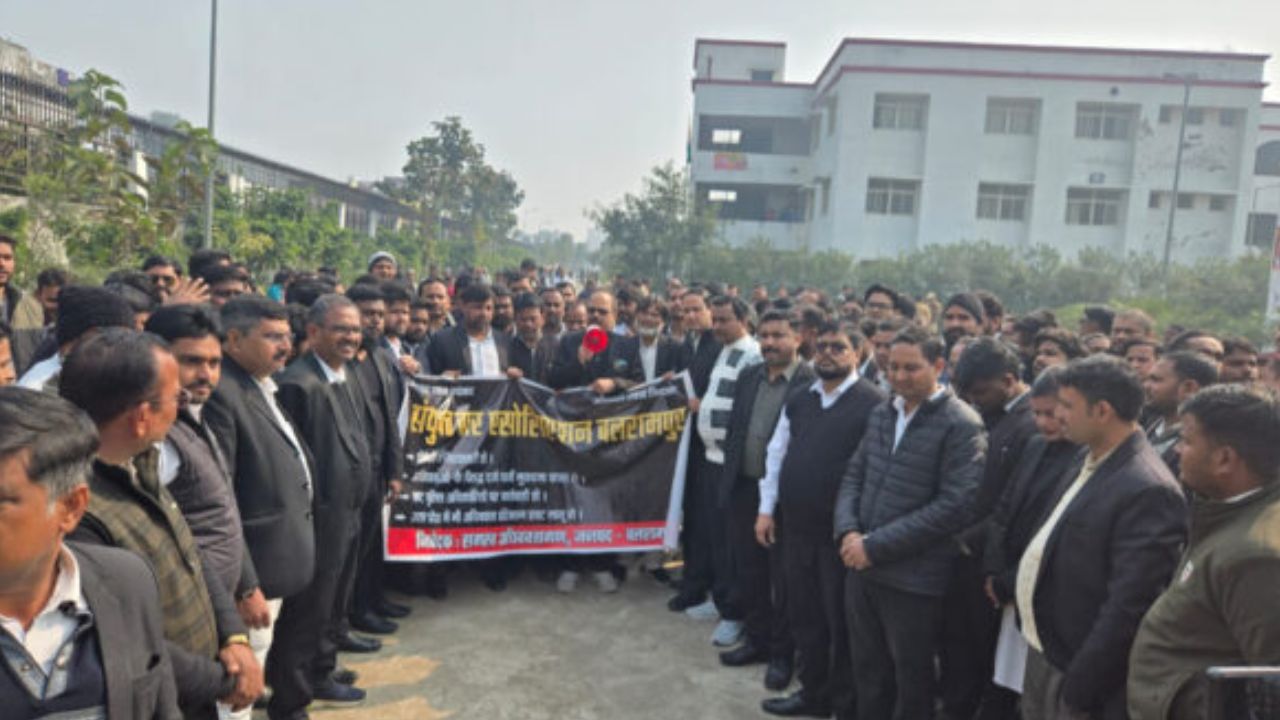 बलरामपुर में डकैती: सड़कों पर वकीलों का सैलाब, बोले- आरोपी पकड़ो या कुर्सी छोड़ो