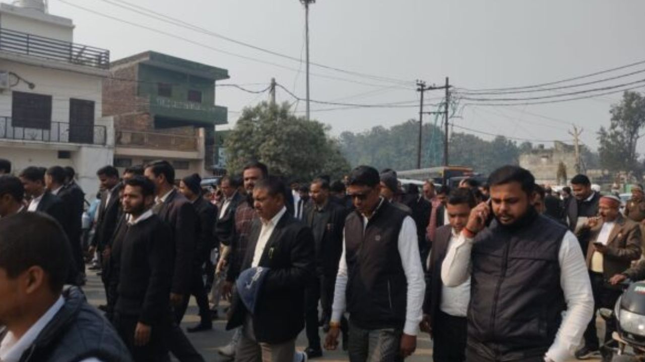 बलरामपुर पुलिस का एक्शन: जिला बार एसोसिएशन का बड़ा फैसला, दो हमलावर गिरफ्तार