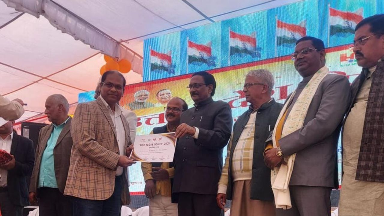 गर्व की बात: यूपी स्थापना दिवस पर महराजगंज के डॉक्टर को मिला बड़ा सम्मान, राज्य सूचना आयुक्त ने थपथपाई पीठ
