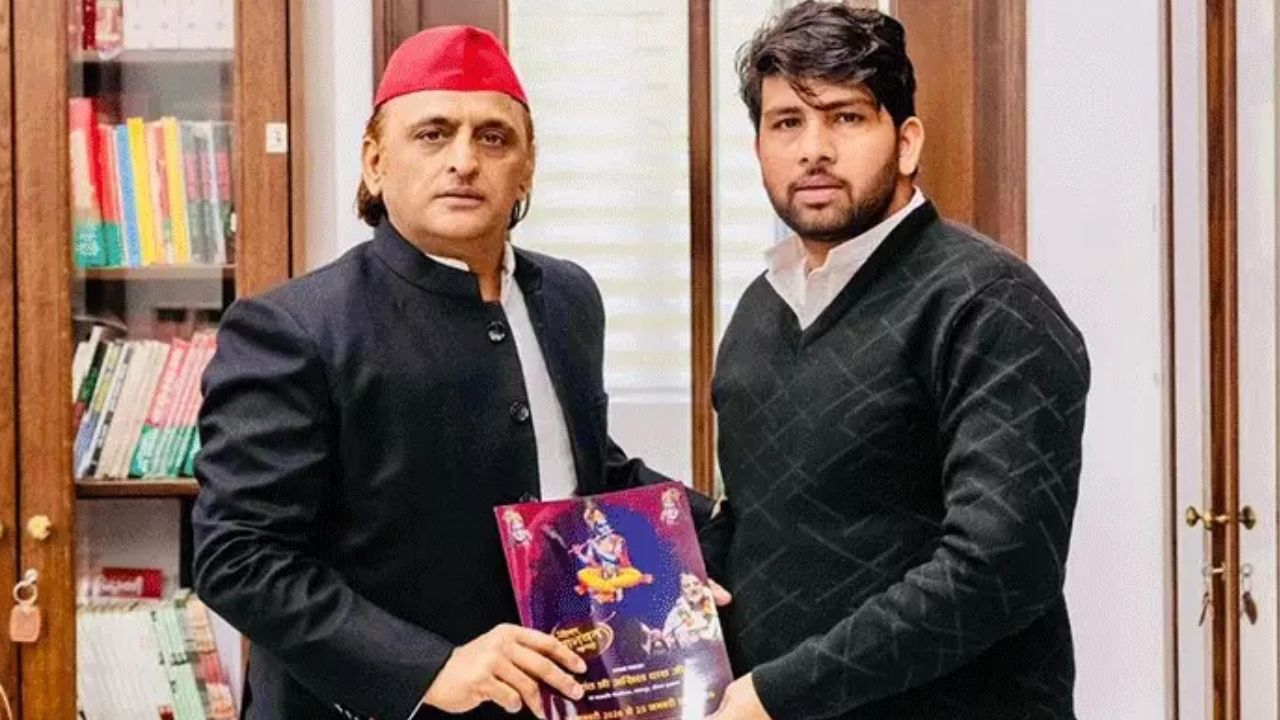 मेरठ का कोट बना अखिलेश यादव की पसंद, पहनते ही बोले- बहुत शानदार है