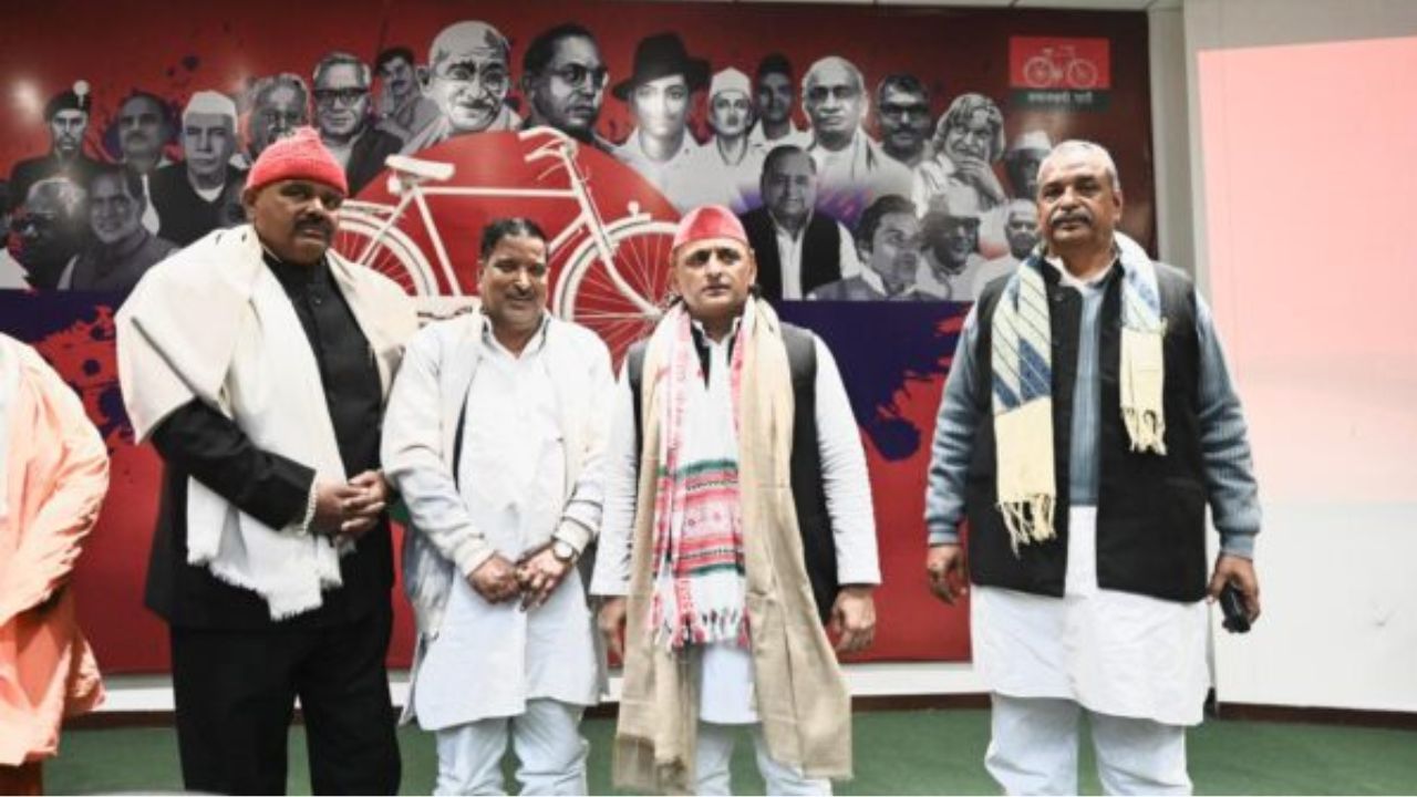 लखनऊ में बिछी 2027 की बिसात: अखिलेश यादव संग गोरखपुर के नेताओं का सियासी मंथन, इन मुद्दों पर हुई चर्चा