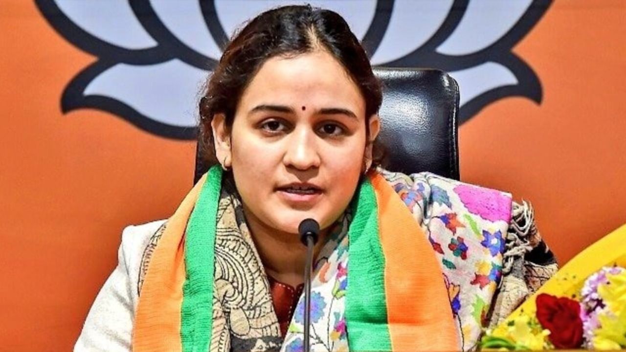 Aprna Yadav: अपर्णा और प्रतीक के तलाक की खबर से सनसनी, जानिये आखिर कौन है खलनायक?