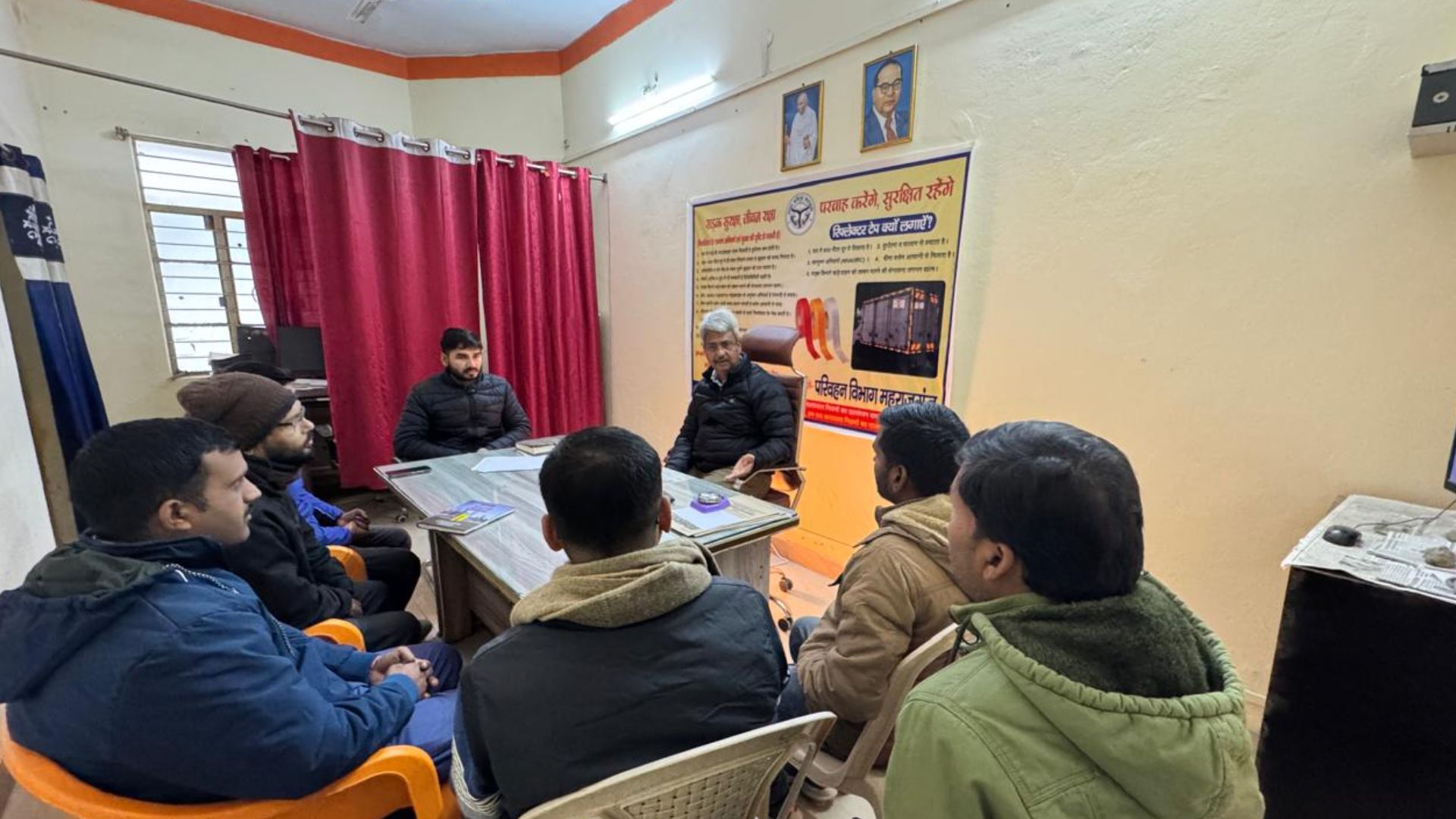 राष्ट्रीय सड़क सुरक्षा माह में बड़ा फैसला, महराजगंज में अब बिना हेलमेट नहीं खरीदी जाएगी बाइक