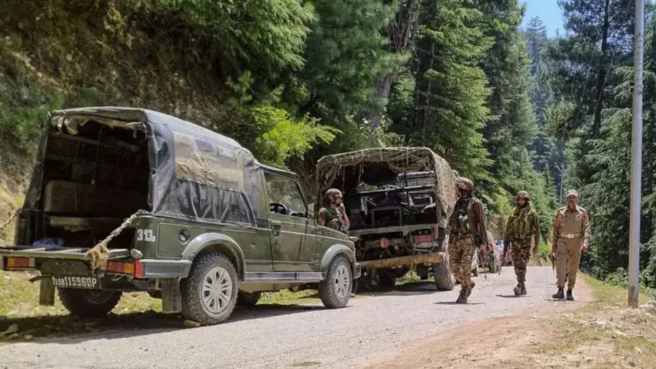 इस वक्त की बड़ी खबर: सुरक्षा बलों और आतंकियों के बीच मुठभेड़, जम्मू-कश्मीर के जंगलों में गोलियों की गूंज