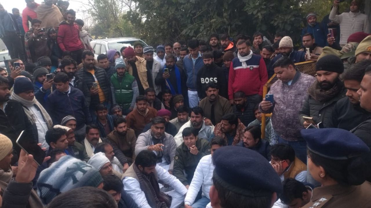 मेरठ में दलित महिला हत्याकांड: अतुल प्रधान को गांव में घुसने से रोका, दी चेतावनी