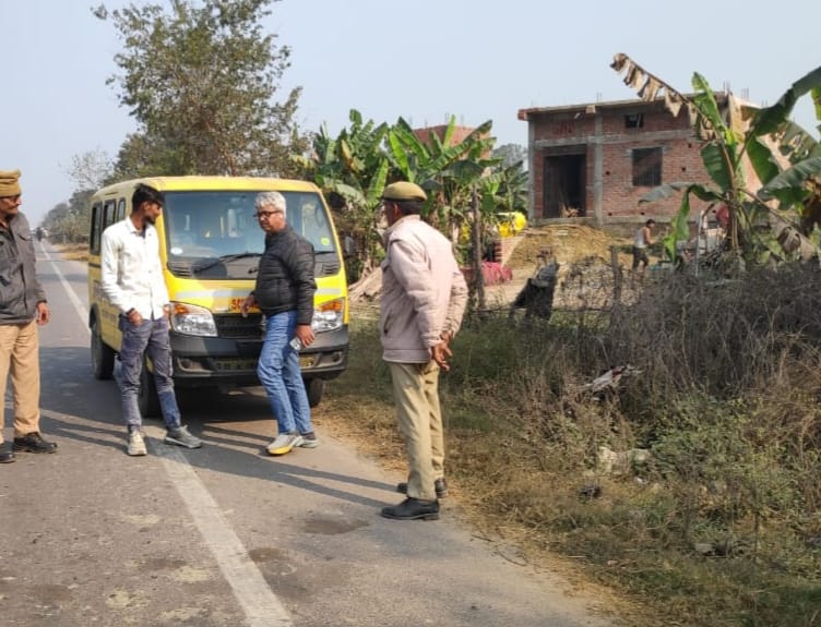 सड़क सुरक्षा माह में बड़ा अभियान, महराजगंज में 48 स्कूली वाहनों की जांच, मानक न पूरा करने पर 5 पर कार्रवाई