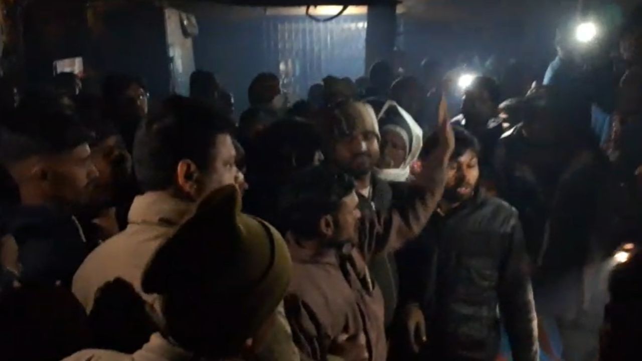 बदायूं में पुलिस वाले ने कर दिया ऐसा कांड, लोगों ने सड़क पर लगाया जाम, फिर अफसरों ने…