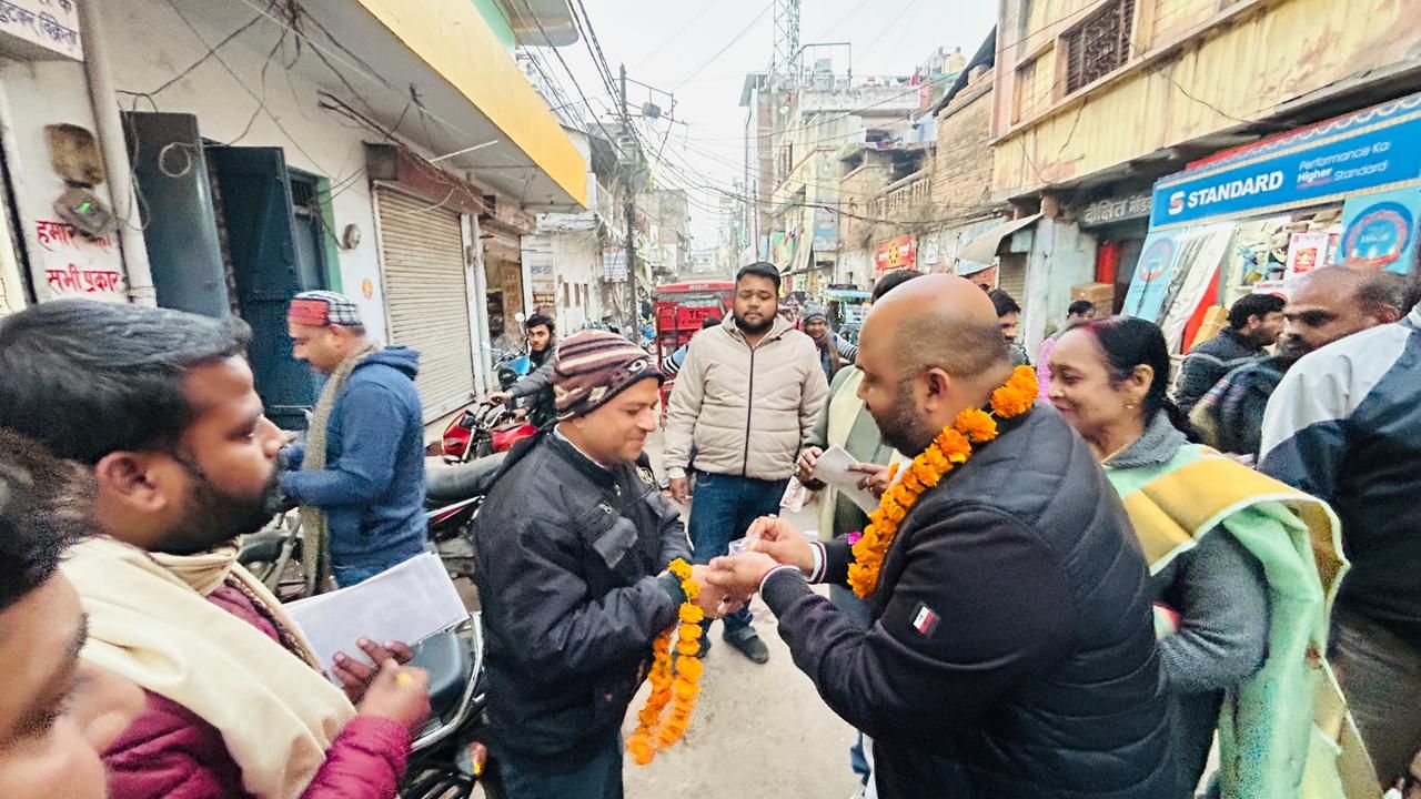 बांदा में बागेश्वर धाम कथा की गूंज: नगर से गांव तक व्यापक जनसंपर्क, घर-घर पहुंचे अक्षत