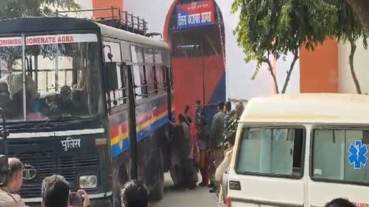 फर्जी पहचान पत्रों के साथ रह रहे थे भारत में, 38 बांग्लादेशी नागरिकों को आगरा जेल से वापस भेजा