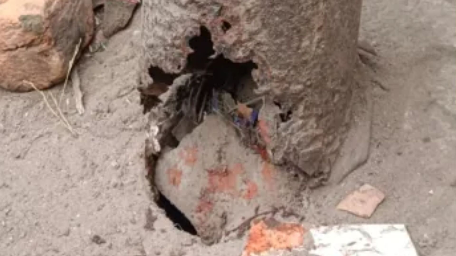 Gorakhpur: खजनी में मौत को न्योता देता बिजली का पोल, बड़े हादसे का इंतजार करता सिस्टम