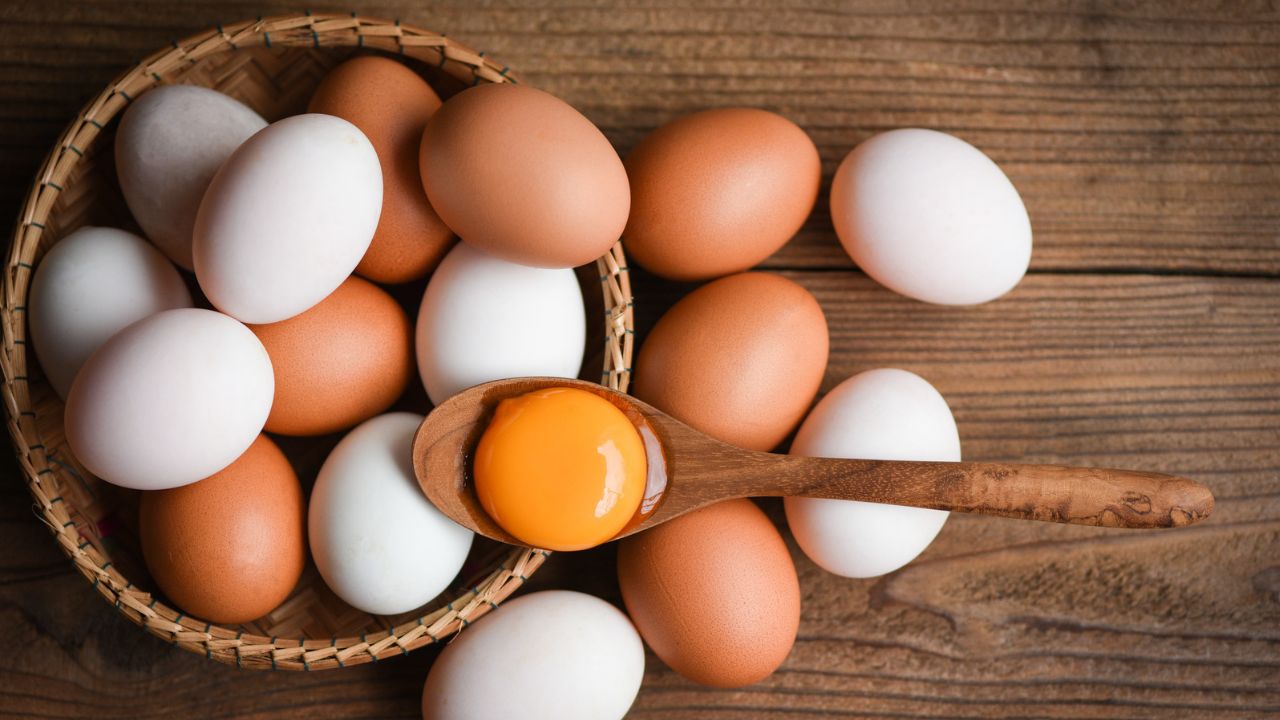 उबले अंडों में विटामिन-डी और विटामिन-बी12 की पर्याप्त मात्रा होती है। ये विटामिन शरीर की रोग प्रतिरोधक क्षमता को मजबूत करते हैं। सर्दियों में वायरल इंफेक्शन, जुकाम और खांसी जैसी समस्याओं से बचने के लिए यह बेहद फायदेमंद है।(फोटो सोर्स- इंटरनेट)