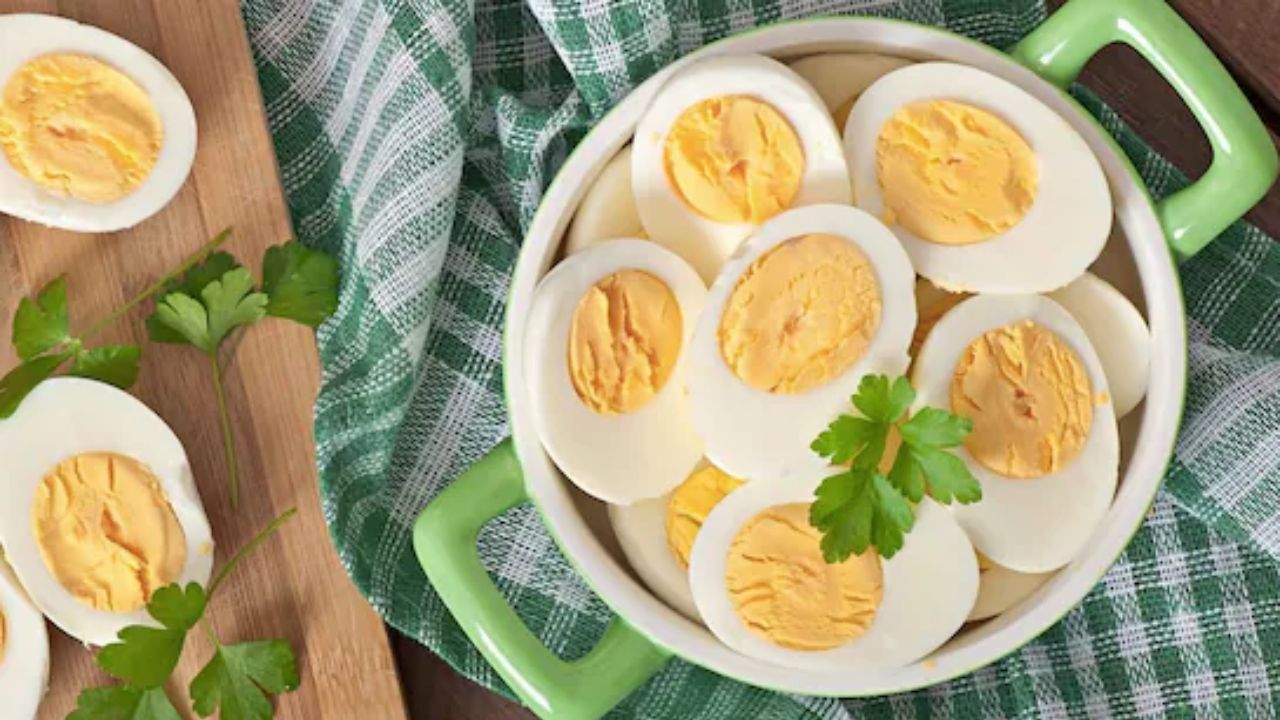 सर्दियों में ठंड का असर शरीर पर पड़ता है। उबले अंडों में मौजूद प्रोटीन और हेल्दी फैट्स शरीर को अंदर से गर्म रखते हैं। सुबह-सुबह एक या दो अंडे खाने से पूरे दिन ऊर्जा बनी रहती है और ठंड के कारण होने वाली थकान या कमजोरी महसूस नहीं होती।(फोटो सोर्स- इंटरनेट)