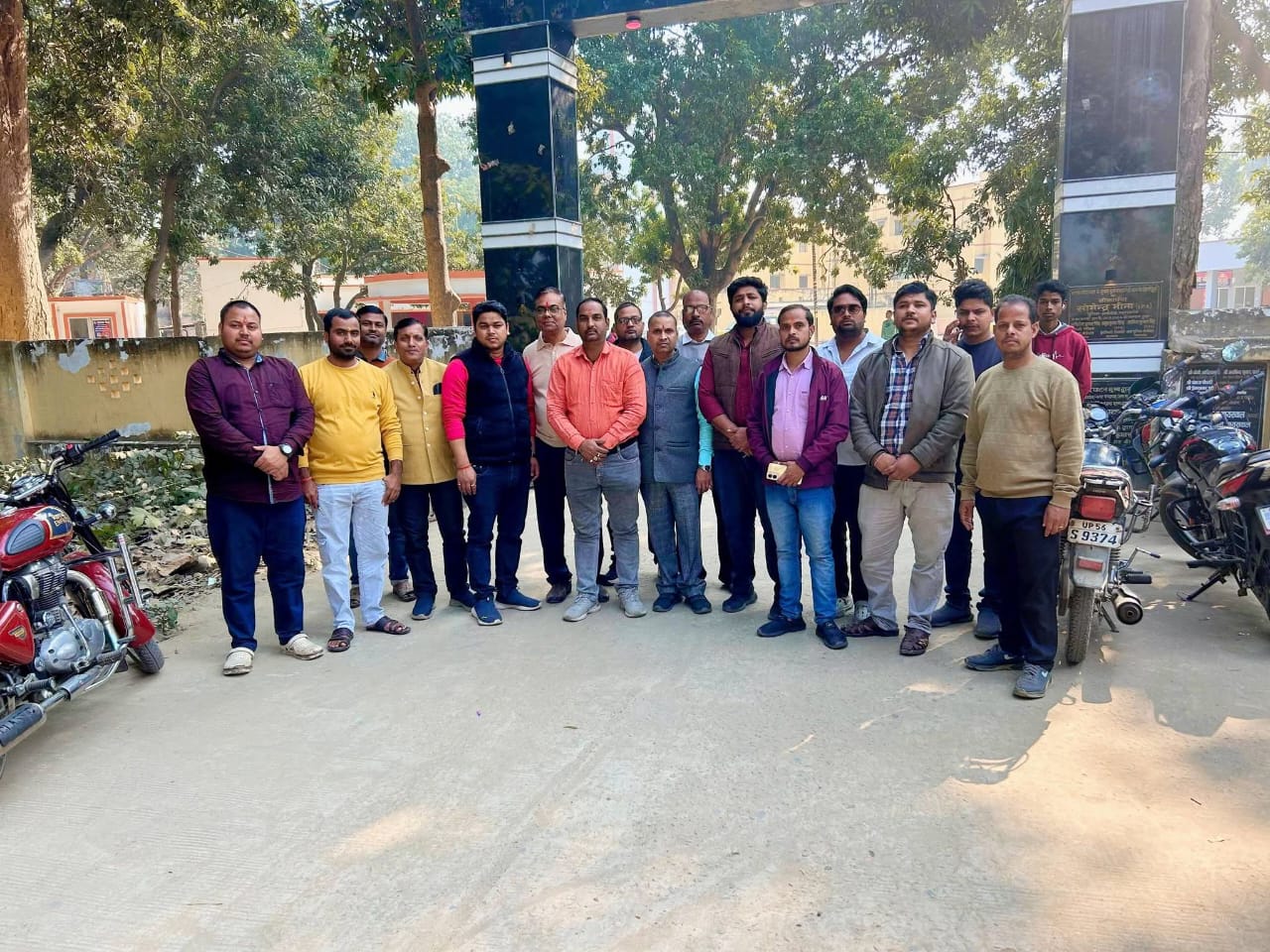 सिसवा नगर गोलीकांड: स्वर्ण व्यवसायी पर जानलेवा हमला मामला, दो अज्ञात पर दर्ज हुआ मुकदमा, थाने पहुंचे दर्जनों व्यवसाई