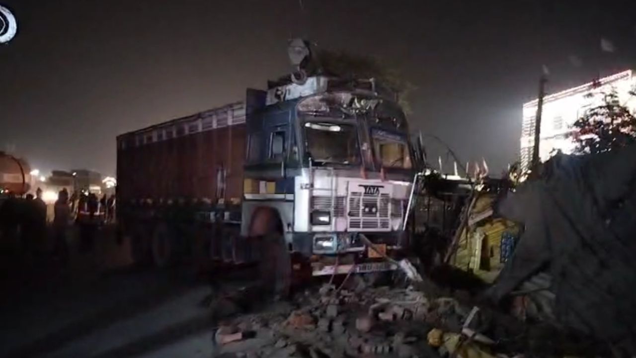 Chandauli News: नशे में धुत ट्रक चालक ने मचाई तबाही, चाय की दुकान में घुसकर दो लोगों की ली जान; मचा हड़कंप