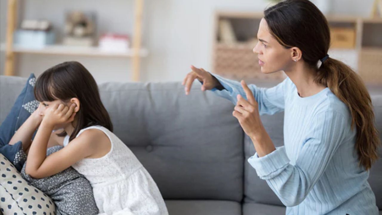 बिना वजह खुश या अचानक गुस्सा, चिड़चिड़ापन और रोना बच्चे के मन में चल रही उथल-पुथल को दिखाता है। बच्चे अपनी भावनाएं शब्दों में नहीं कह पाते, इसलिए उनका असर व्यवहार में दिखता है। ऐसे में डांटने की बजाय बच्चे की बात सुनना ज्यादा जरूरी होता है।(फोटो सोर्स- इंटरनेट)