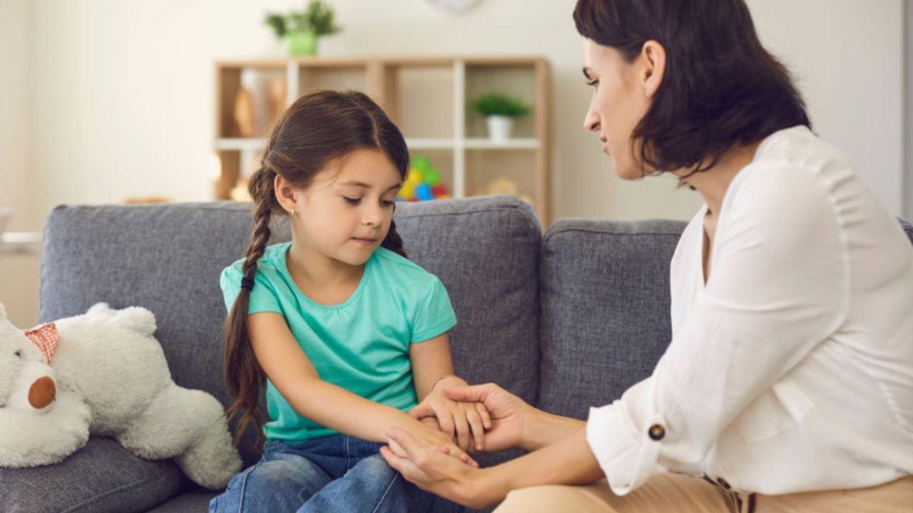 हंसता-खेलता बच्चा क्यों रहने लगा है चुप? ये संकेत न करें नजरअंदाज