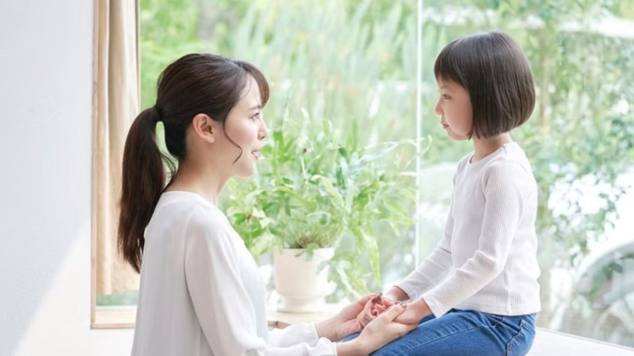 अगर बच्चा अचानक अकेले रहना पसंद करने लगे, तो इसे उसकी आदत मानकर नजरअंदाज न करें। बाल मनोवैज्ञानिक मानते हैं कि यह भावनात्मक तनाव, डर या आत्मविश्वास की कमी का संकेत हो सकता है। यह माता-पिता से दूरी नहीं, बल्कि समझ और सहारे की जरूरत का इशारा है।(फोटो सोर्स- इंटरनेट)