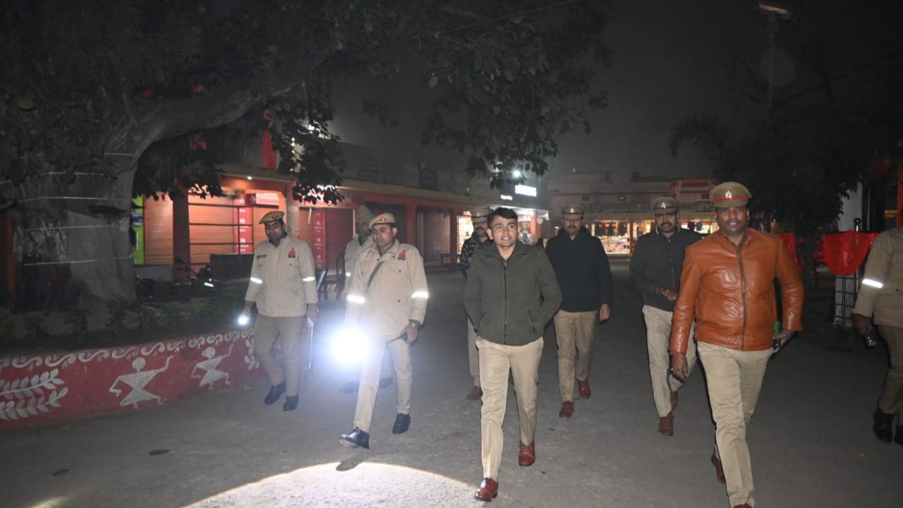 मकर संक्रांति को लेकर अलर्ट मोड में महराजगंज पुलिस, SP Somendra Meena ने गुरु गोरक्षनाथ मंदिर का किया निरीक्षण