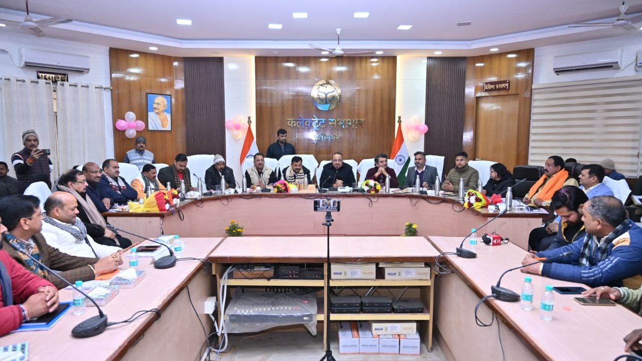 Kushinagar: प्रभारी मंत्री की अध्यक्षता में विकास योजनाओं और कानून व्यवस्था की बड़ी समीक्षा, जानिये पूरा अपडेट