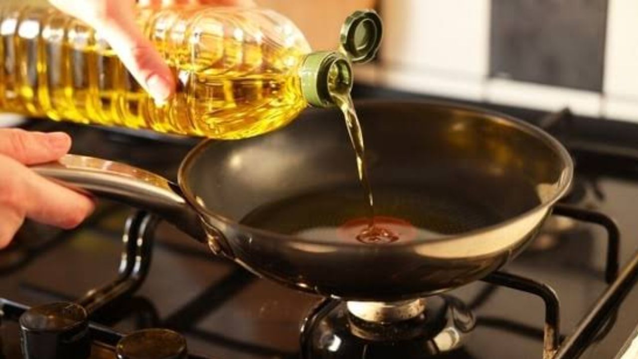 सोशल मीडिया पर साझा एक वीडियो में भारतीय रसोई के लिए पांच बेहतरीन तेलों का उल्लेख किया गया है। इनमें घी, नारियल तेल, सरसों का तेल, तिल का तेल और मूंगफली का तेल शामिल हैं। ये तेल पारंपरिक रूप से भारत में इस्तेमाल होते आए हैं और वैज्ञानिक दृष्टि से भी इनके फायदे साबित हैं। इनमें मौजूद हेल्दी फैट्स शरीर को ऊर्जा देने के साथ-साथ दिल को भी सुरक्षित रखते हैं। (Img: Google) सोशल मीडिया पर साझा एक वीडियो में भारतीय रसोई के लिए पांच बेहतरीन तेलों का उल्लेख किया गया है। इनमें घी, नारियल तेल, सरसों का तेल, तिल का तेल और मूंगफली का तेल शामिल हैं। ये तेल पारंपरिक रूप से भारत में इस्तेमाल होते आए हैं और वैज्ञानिक दृष्टि से भी इनके फायदे साबित हैं। इनमें मौजूद हेल्दी फैट्स शरीर को ऊर्जा देने के साथ-साथ दिल को भी सुरक्षित रखते हैं। (Img: Google)