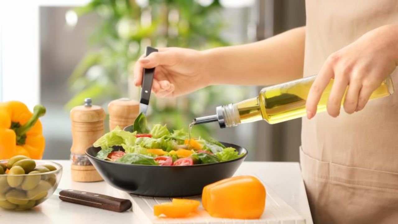 भारतीय भोजन अक्सर तेज आंच पर पकाया जाता है। ऐसे में वही तेल सुरक्षित माने जाते हैं जिनका स्मोक पॉइंट अधिक हो और जो गर्म होने पर अपने पोषक तत्व न खोएं। घी और सरसों का तेल इस लिहाज से बेहतरीन विकल्प हैं। वहीं नारियल और तिल का तेल एंटीऑक्सीडेंट गुणों से भरपूर होते हैं, जो सूजन कम करने और मेटाबॉलिज्म सुधारने में मदद करते हैं। (Img: Google) भारतीय भोजन अक्सर तेज आंच पर पकाया जाता है। ऐसे में वही तेल सुरक्षित माने जाते हैं जिनका स्मोक पॉइंट अधिक हो और जो गर्म होने पर अपने पोषक तत्व न खोएं। घी और सरसों का तेल इस लिहाज से बेहतरीन विकल्प हैं। वहीं नारियल और तिल का तेल एंटीऑक्सीडेंट गुणों से भरपूर होते हैं, जो सूजन कम करने और मेटाबॉलिज्म सुधारने में मदद करते हैं। (Img: Google)