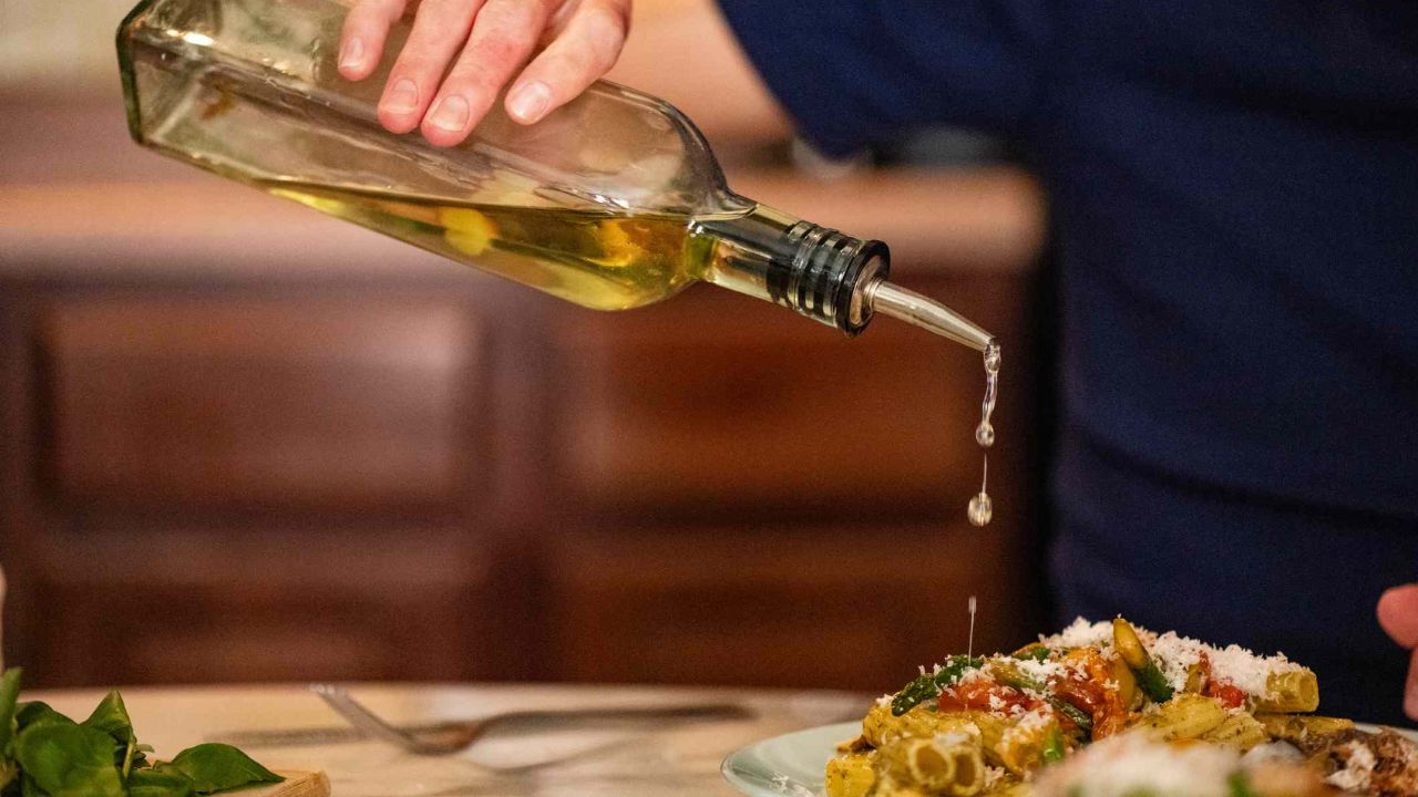 एक्सपर्ट्स का मानना है कि सेहतमंद रहने के लिए तेल का चुनाव जितना जरूरी है, उतनी ही जरूरी उसकी मात्रा भी है। किसी एक तेल पर पूरी तरह निर्भर रहने के बजाय अलग-अलग तेलों को संतुलित रूप से इस्तेमाल करना बेहतर माना जाता है। महंगे विदेशी तेलों के बजाय देसी और पारंपरिक तेल अगर सीमित मात्रा में उपयोग किए जाएं, तो ये स्वाद और सेहत दोनों के लिए आदर्श साबित हो सकते हैं। (Img: Google) एक्सपर्ट्स का मानना है कि सेहतमंद रहने के लिए तेल का चुनाव जितना जरूरी है, उतनी ही जरूरी उसकी मात्रा भी है। किसी एक तेल पर पूरी तरह निर्भर रहने के बजाय अलग-अलग तेलों को संतुलित रूप से इस्तेमाल करना बेहतर माना जाता है। महंगे विदेशी तेलों के बजाय देसी और पारंपरिक तेल अगर सीमित मात्रा में उपयोग किए जाएं, तो ये स्वाद और सेहत दोनों के लिए आदर्श साबित हो सकते हैं। (Img: Google)