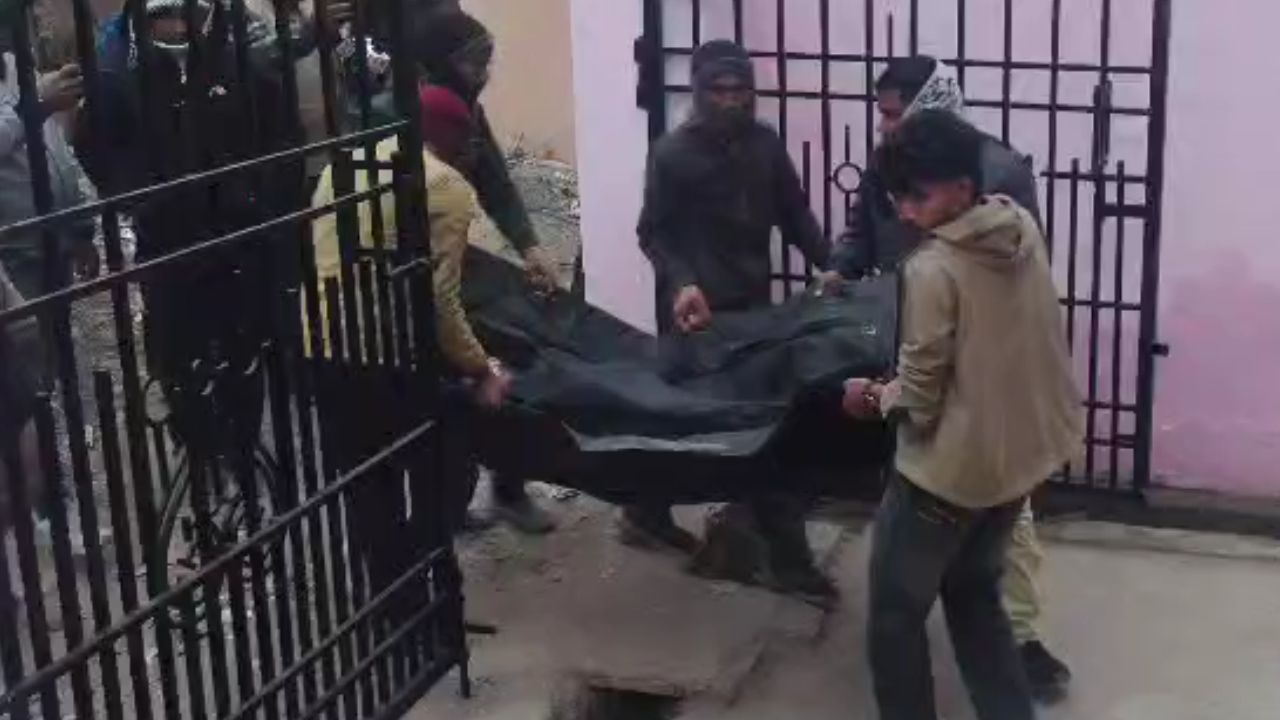 एटा में दिनदहाड़े सड़क हादसा: तेज रफ्तार ट्रैक्टर ने पिता-बेटी को रौंदा, एक की मौत