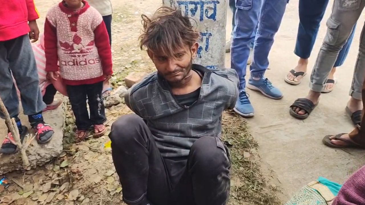एटा में चोरी करते पकड़ा गया चोर! पब्लिक ने पोल में बांधकर पीटा, Video Viral