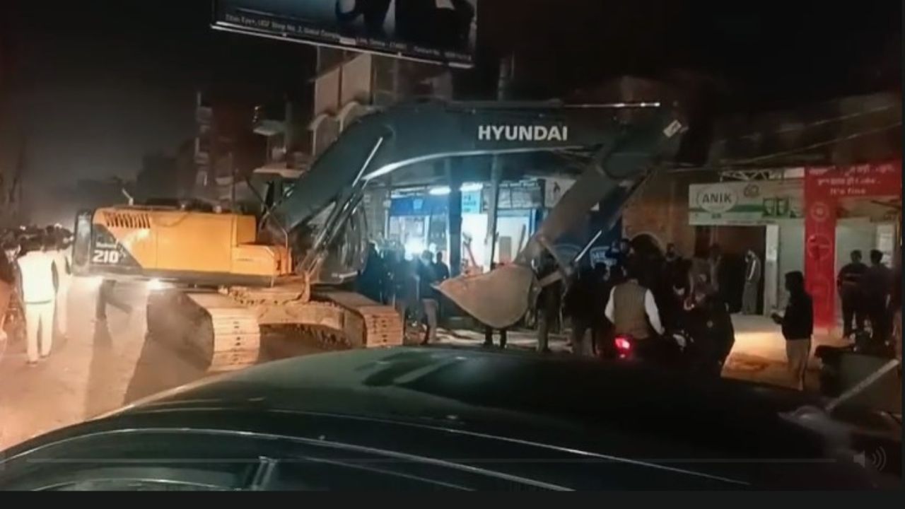 देवरिया में बड़ा हादसा: सड़क किनारे खड़ी चार पहिया गाड़ियों को कुचला, पोकलेन ने मचाया तांडव