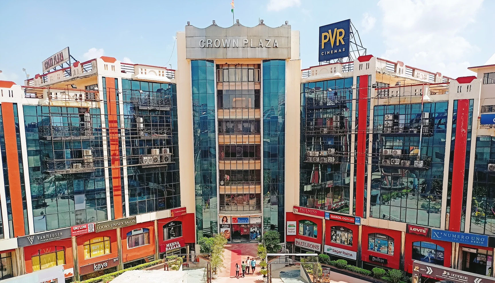 सेक्टर-37 का वेंडर जोन महिलाओं के विंटर वियर के लिए खासा लोकप्रिय है, जहां 50 रुपये से खरीदारी संभव है।