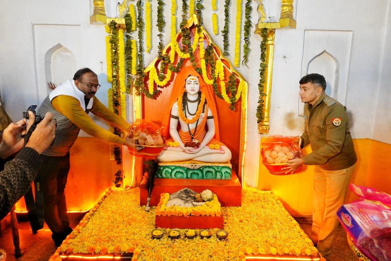 मकर संक्रांति पर गुरु गोरखनाथ मंदिर पहुंचे डीएम-एसपी, व्यवस्थाओं का लिया जायजा