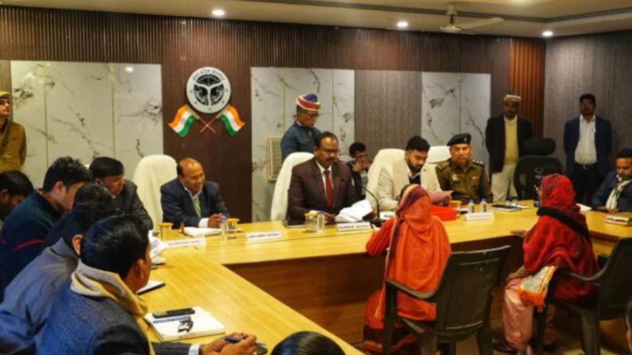 फरियादियों की सुनवाई से लेकर कंबल वितरण तक, महराजगंज डीएम की अच्छी पहल